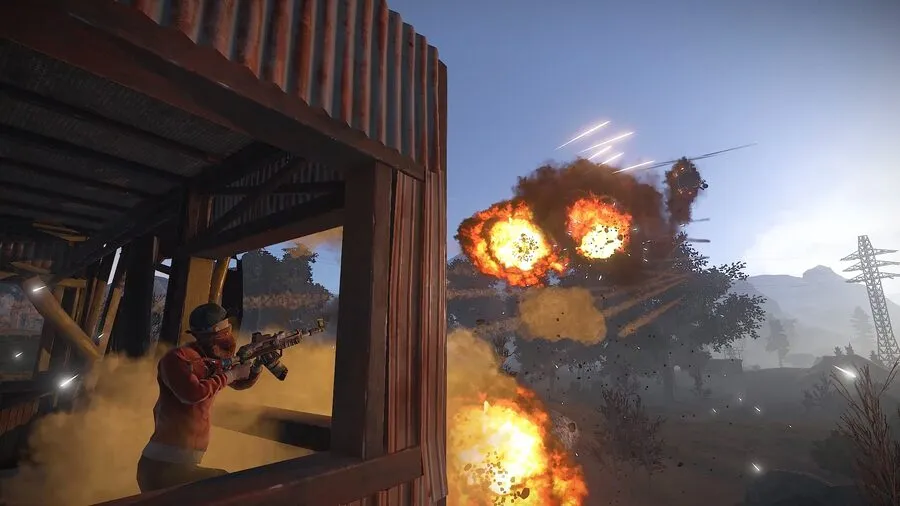 Игрок ведёт огонь по патрульному вертолёту Rust из укрытия