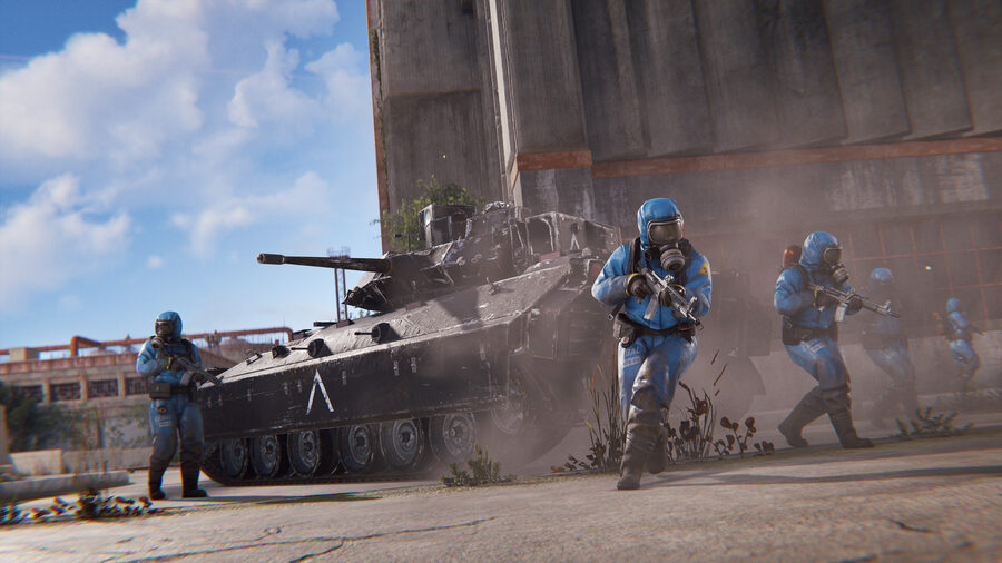 Танк Bradley APC в Rust — бронемашина на Launch Site с учёными рядом